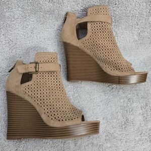 Parker &‎ Sky Ankle Boots Sz 8 Wedge Heel Booties Peep Toe Perforated Buckle